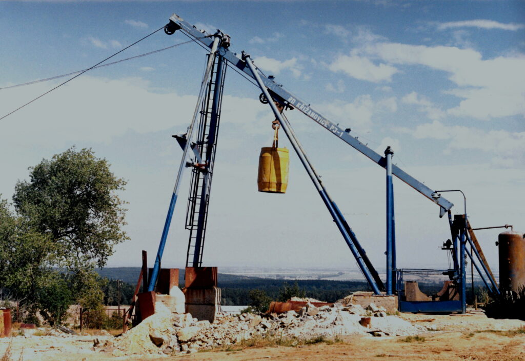 Průzkumná jáma PJ-1 osazená těžním zařízením s okovem
